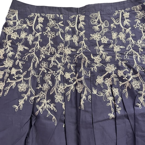 Ann Taylor Skirt with Embroidery Size 8 - Picture 4 of 8